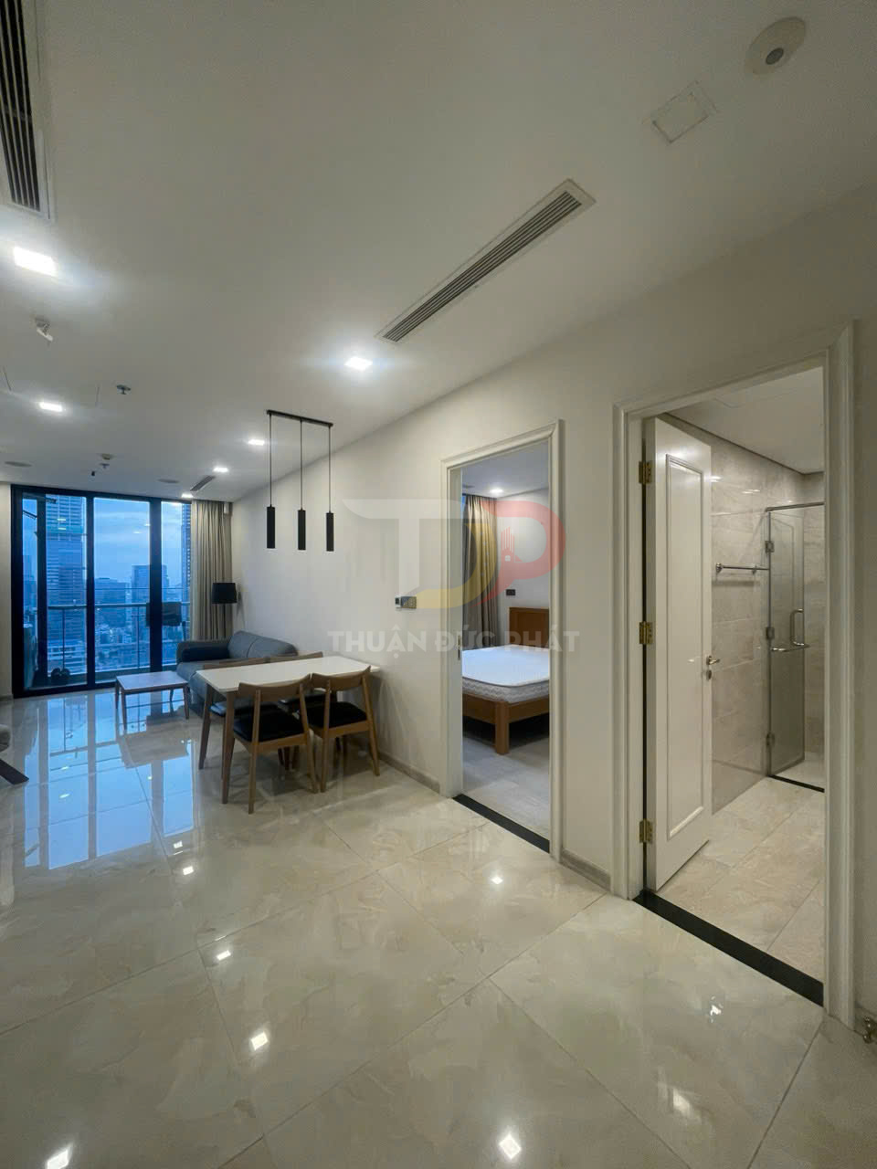 Cho thuê căn hộ 1 phòng ngủ Vinhomes Golden River Aqua 4 full nội thất view sông Bitexco giá 30 triệu bao thuế