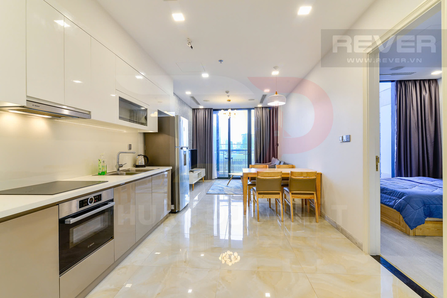 Căn hộ hiện đại với bếp liền phòng khách, bàn ăn gỗ và phòng ngủ giường đôi cạnh ban công rộng