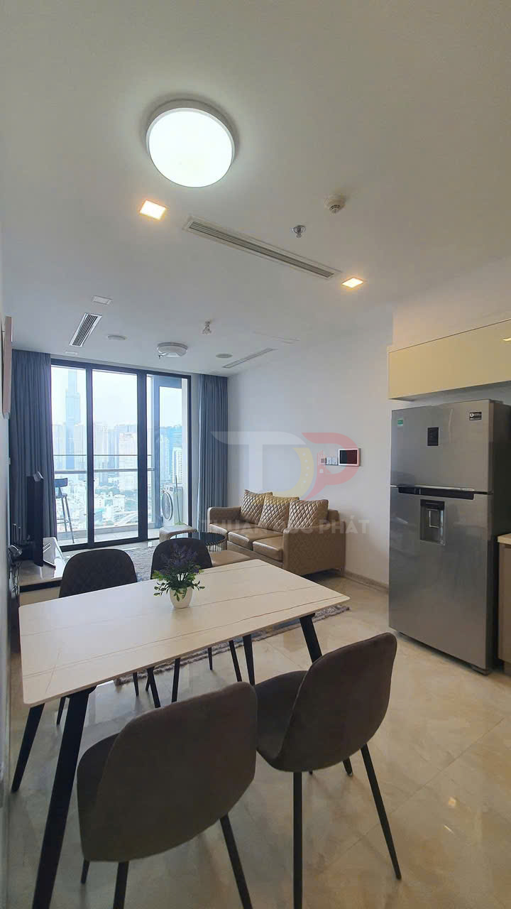 Căn hộ chung cư hiện đại với bàn ăn, sofa, tủ lạnh và cửa kính lớn nhìn ra thành phố
