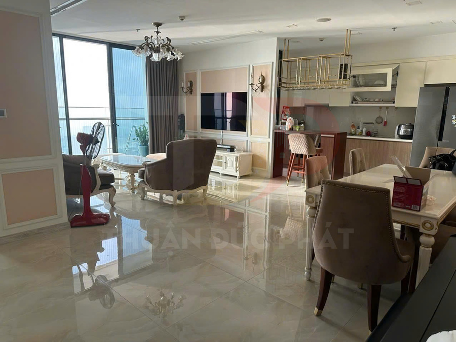 Phòng khách và bếp chung cư cao cấp với bộ bàn ghế ăn, sofa tân cổ điển và tivi treo tường