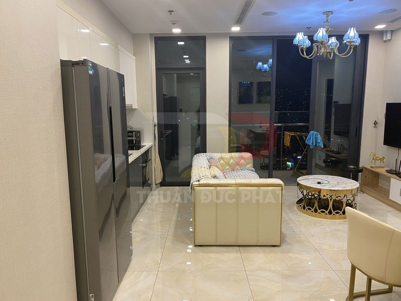 Cho thuê căn hộ Vinhomes Golden River Aqua 1 full nội thất 2 phòng ngủ view Landmark 81 giá 30 triệu NET