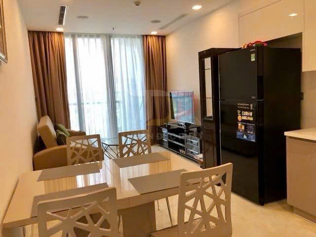 Phòng bếp và phòng khách chung cư hiện đại với bàn ăn, tủ lạnh đen và tivi cạnh cửa sổ lớn