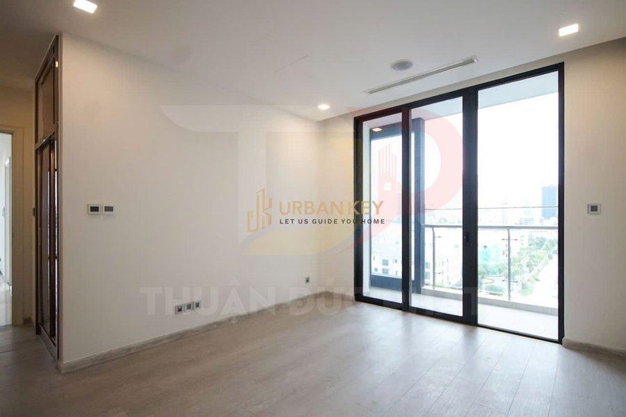 Căn hộ trống hiện đại với cửa kính lớn khung đen mở ra ban công view thành phố