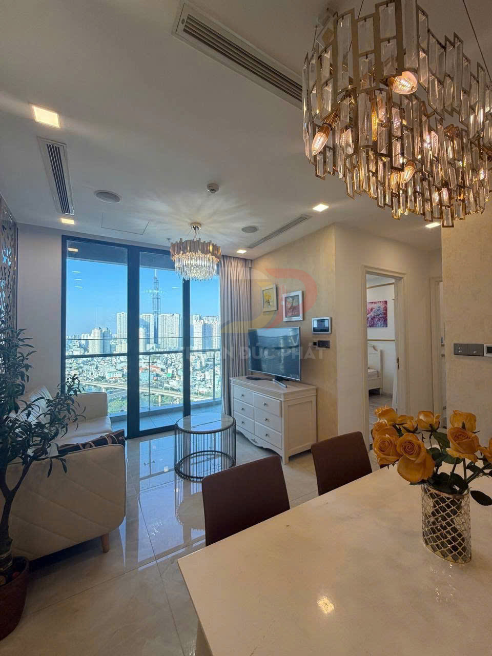 Căn hộ chung cư hiện đại với phòng khách sáng, cửa kính lớn view thành phố và đèn chùm sang trọng
