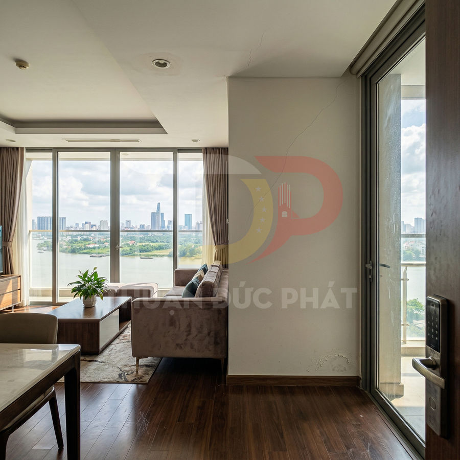 Phòng khách chung cư hiện đại với sofa, bàn gỗ, cửa kính lớn nhìn ra sông và skyline thành phố