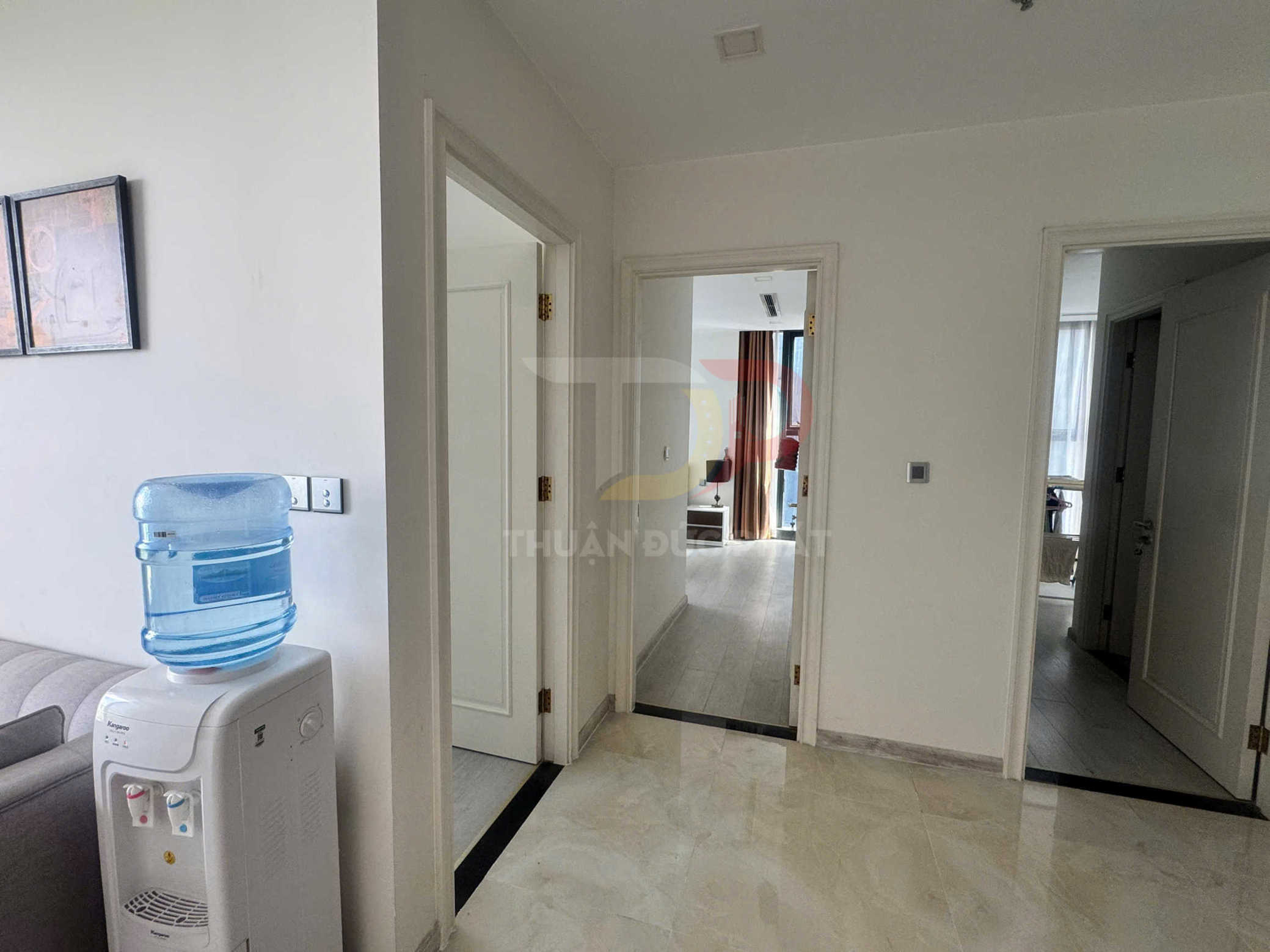 Cây nước nóng lạnh với bình nước lớn đặt trong hành lang căn hộ sáng sủa