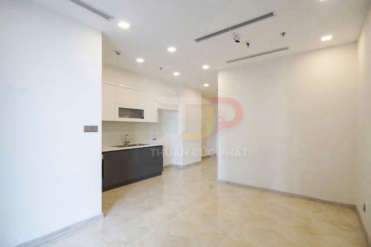 Căn hộ mới bàn giao với bếp âm tủ hiện đại, sàn gạch sáng màu và trần thạch cao đèn led