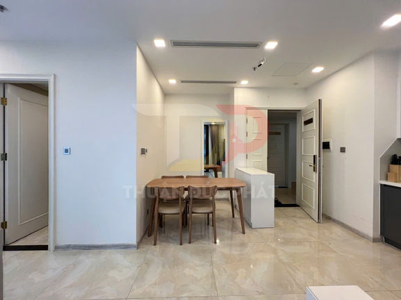 Bộ bàn ăn gỗ 4 ghế trong căn hộ hiện đại sàn gạch sáng màu