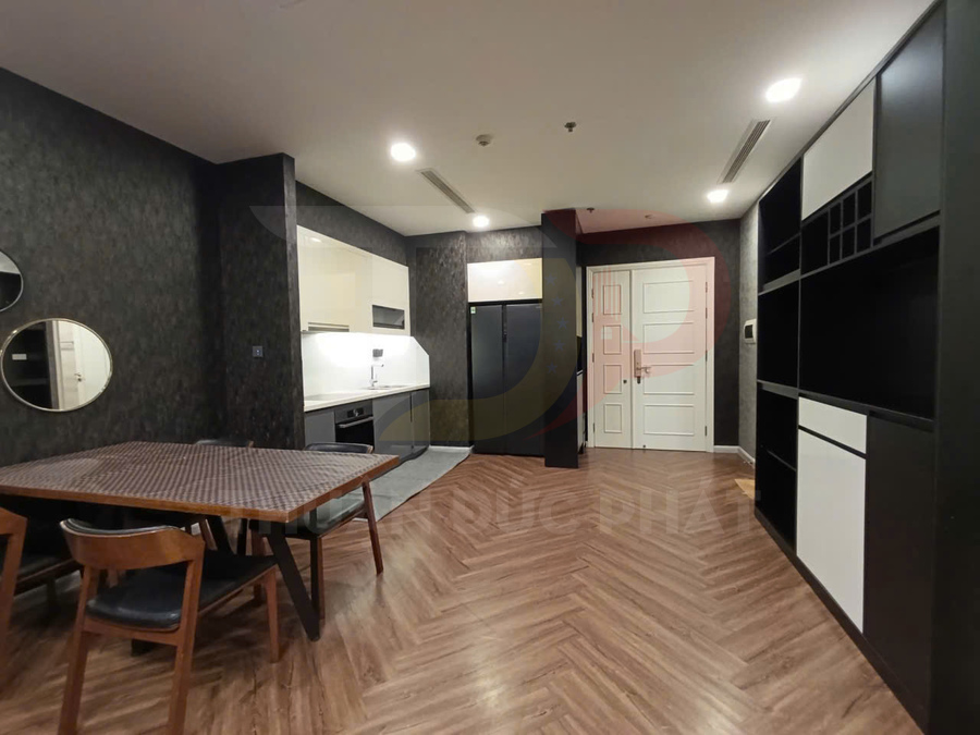 Phòng bếp và phòng ăn hiện đại với tủ bếp, bàn gỗ, sàn gỗ xương cá và tủ lạnh lớn màu đen