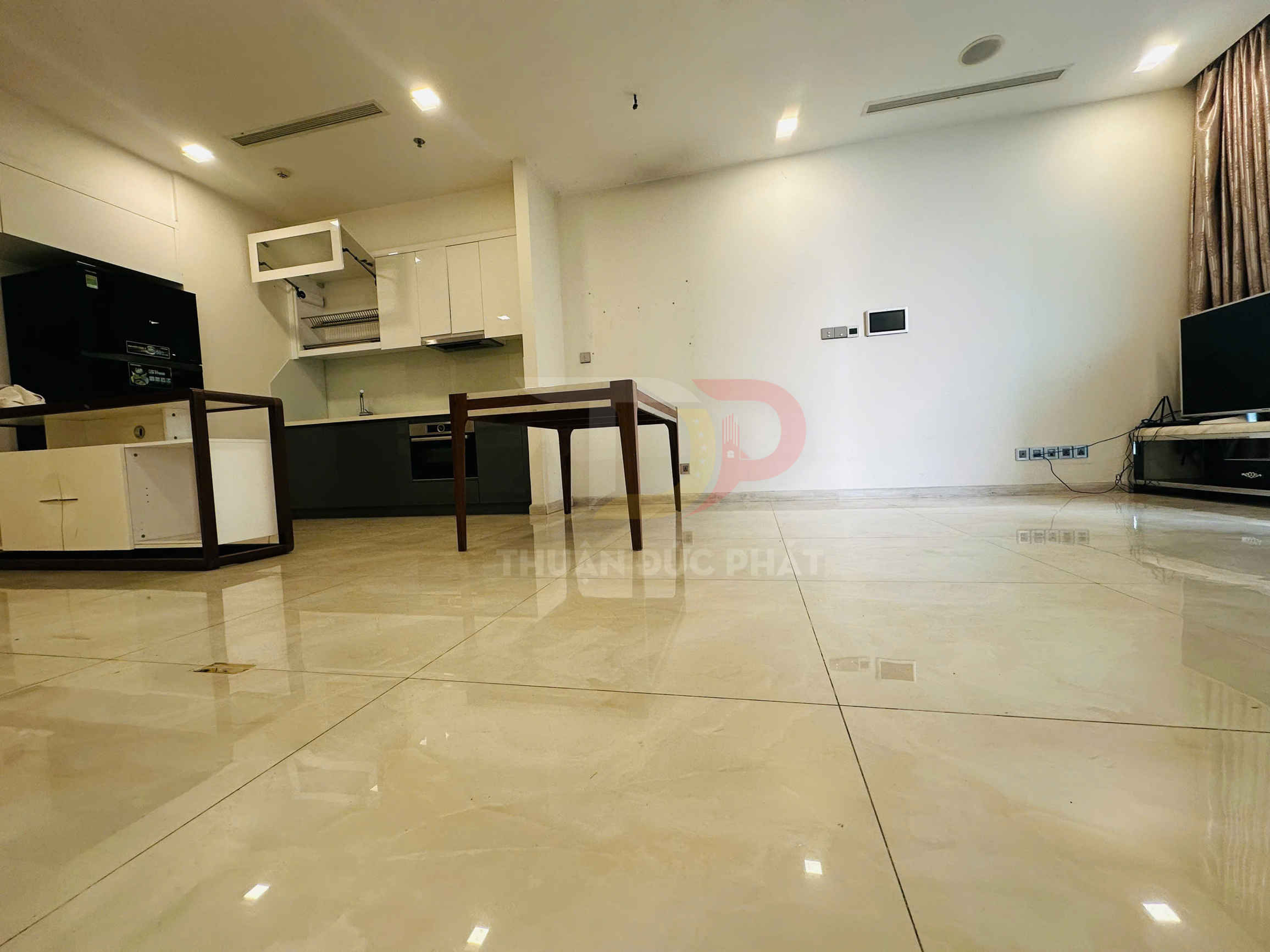 Cho thuê căn hộ Vinhomes Golden River Aqua 1 2 phòng ngủ 84 mét vuông view xéo sông Thảo Cầm Viên giá 28 triệu net