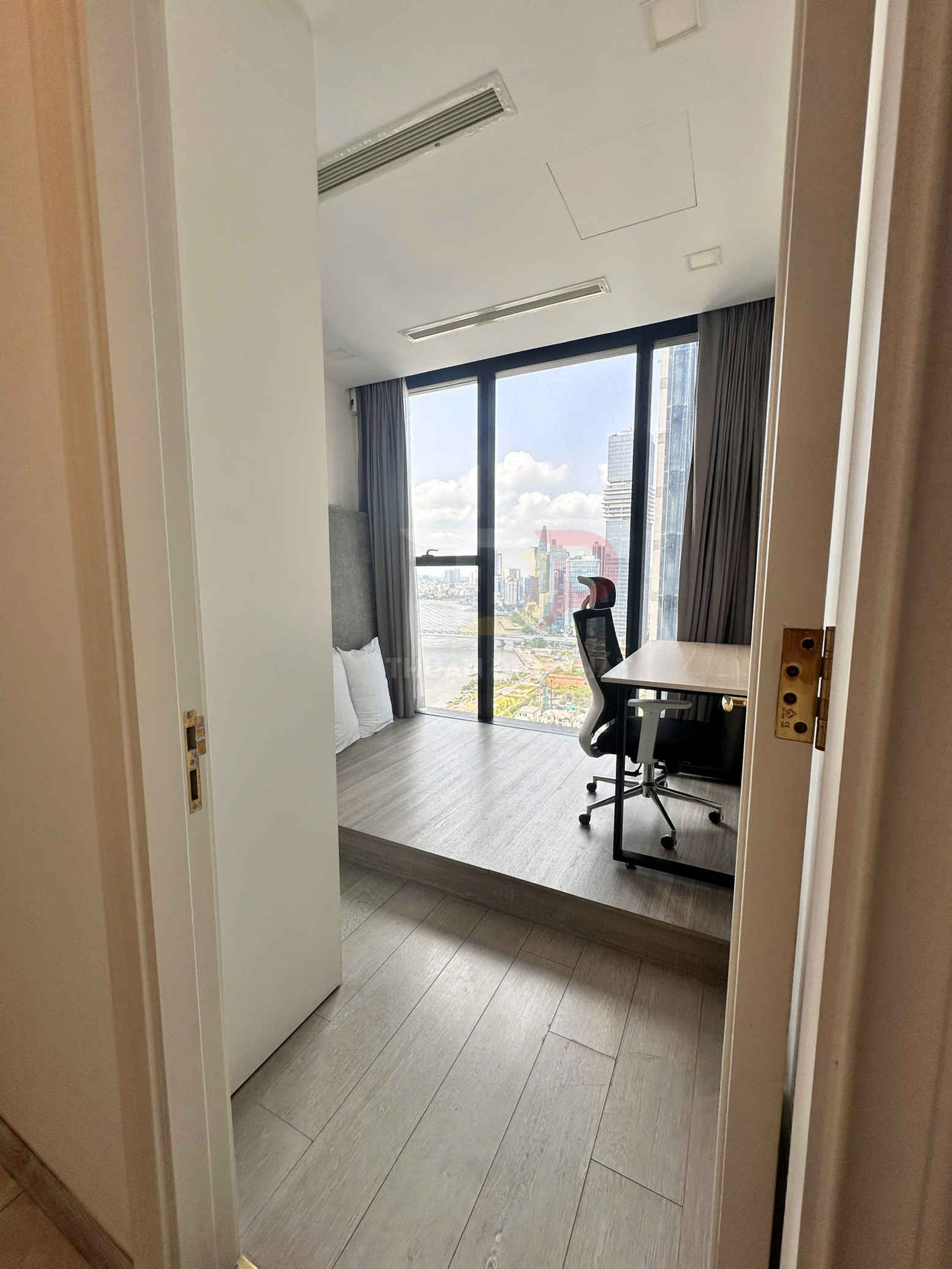 Cho thuê căn hộ Aqua 1 Vinhomes Golden River 2 phòng ngủ full nội thất view trực diện sông và Bitexco giá 33 triệu net
