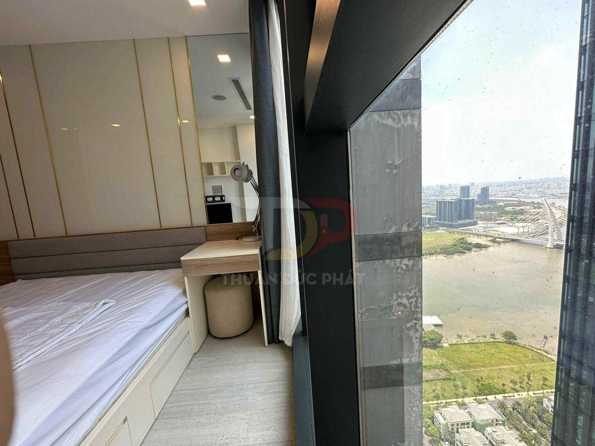Cho thuê căn hộ Vinhomes Golden River Aqua 1 một phòng ngủ full nội thất view xéo sông và công viên giá 22 triệu NET
