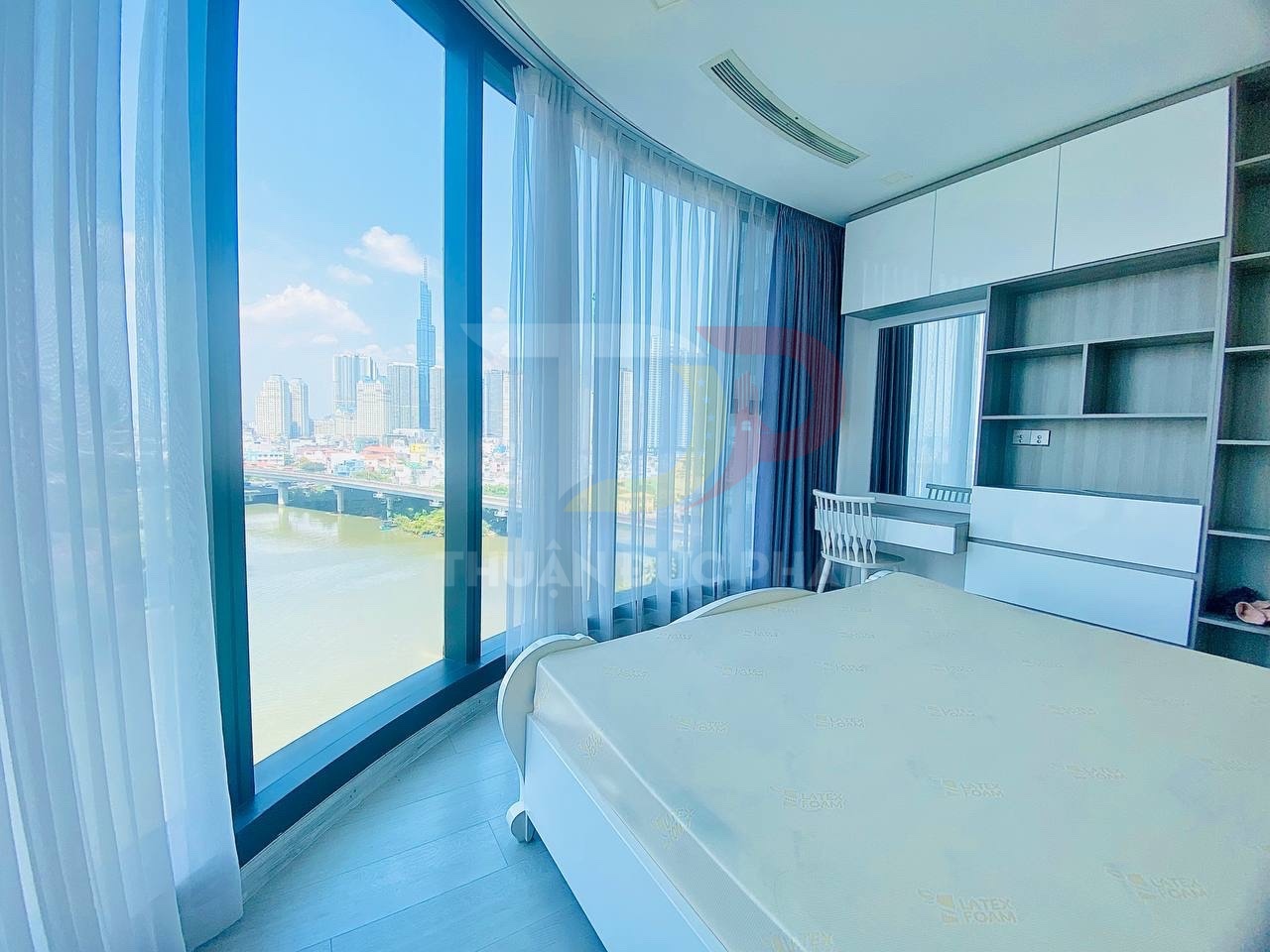 Cho thuê căn hộ Vinhomes Golden River Aqua 3 vòng cung 2 phòng ngủ full nội thất view Landmark 81 giá 31 triệu