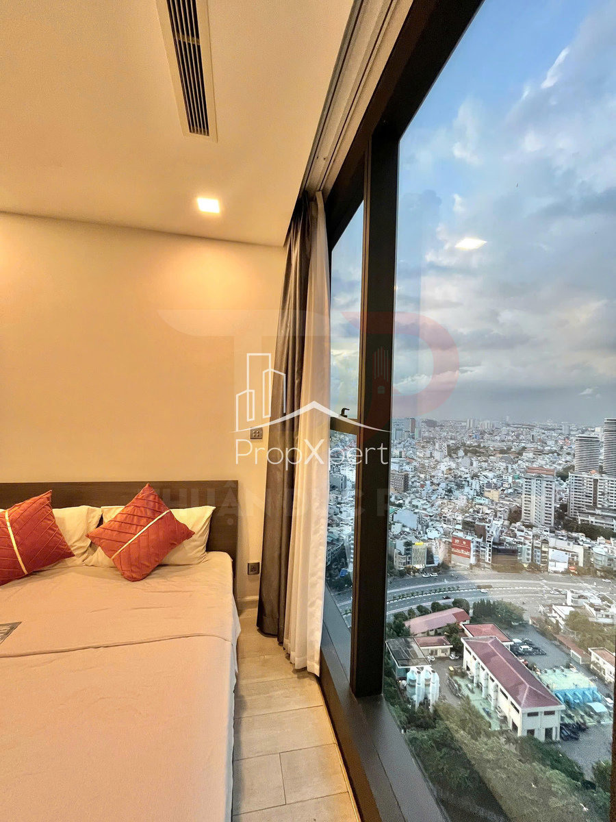 Phòng ngủ chung cư hiện đại với giường đôi cạnh cửa sổ kính lớn nhìn ra toàn cảnh thành phố