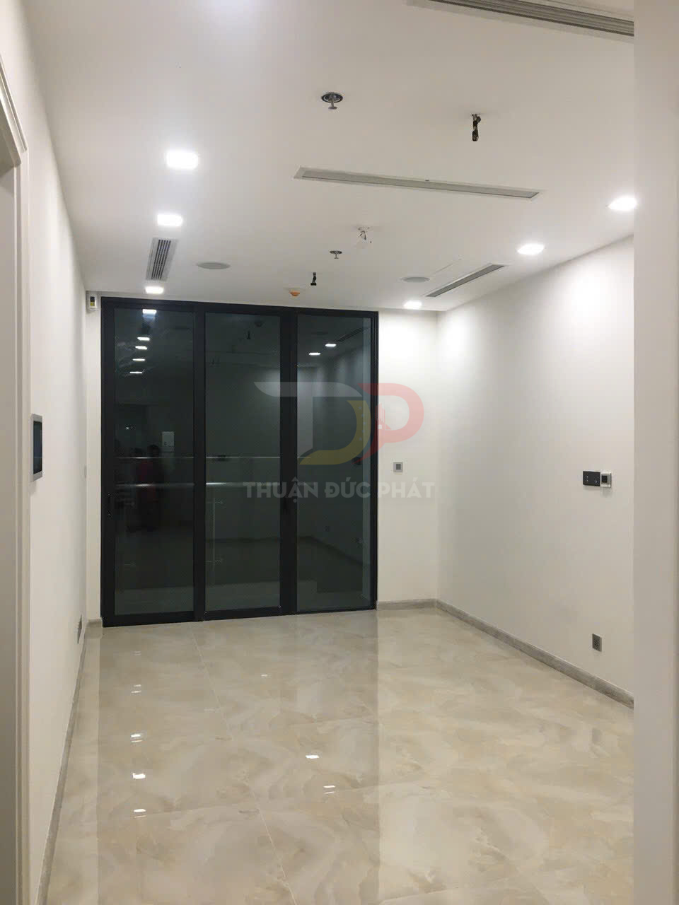 Cho Thuê Căn Hộ Vinhomes Golden River Tòa Aqua 1 Một Phòng Ngủ Nội Thất Cơ Bản Giá Tốt