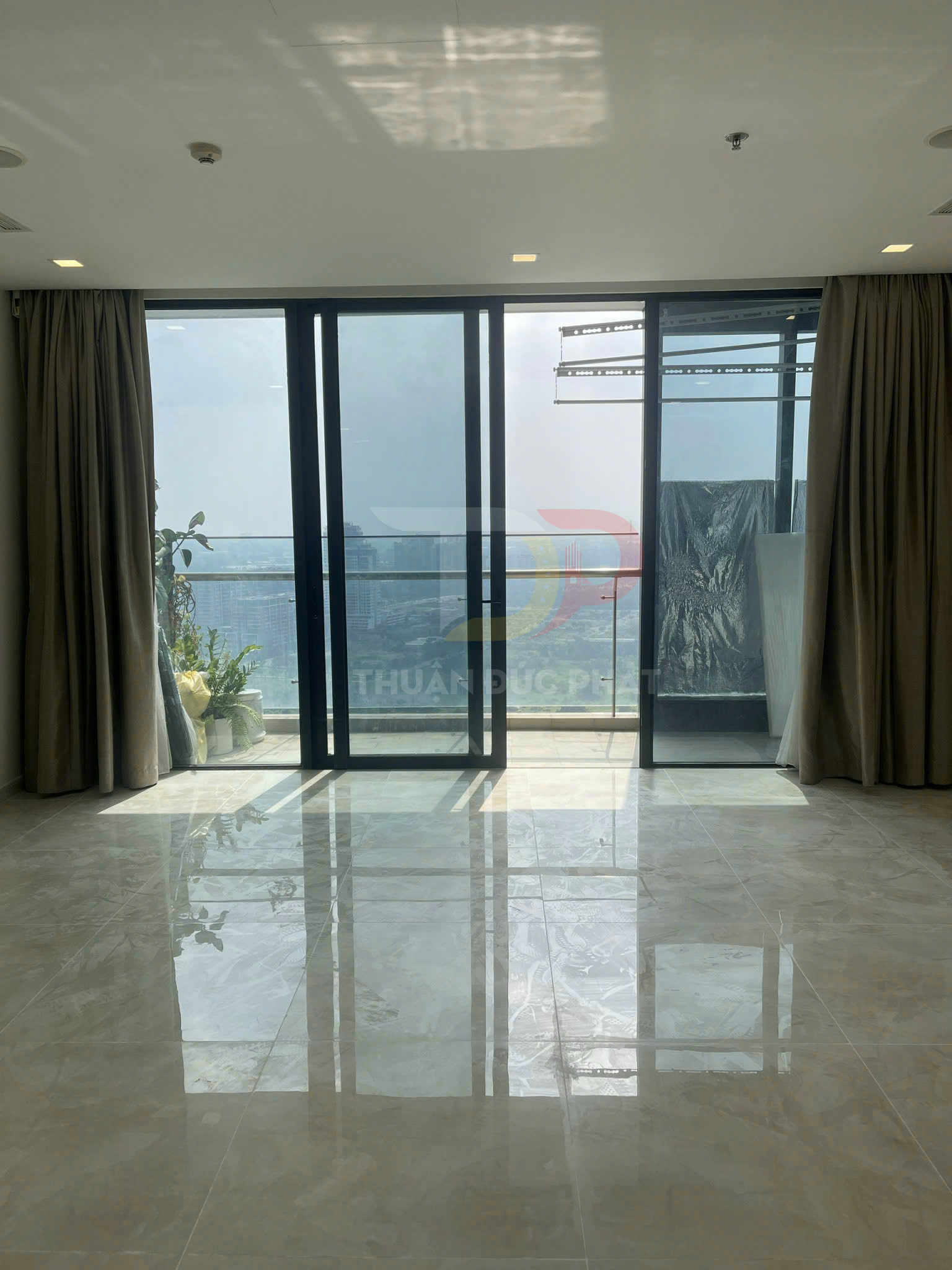 Cho thuê căn hộ Vinhomes Golden River Aqua 3 view sông và Bitexco, 3 phòng ngủ 118m2 nội thất cơ bản giá 45 triệu còn thương lượng