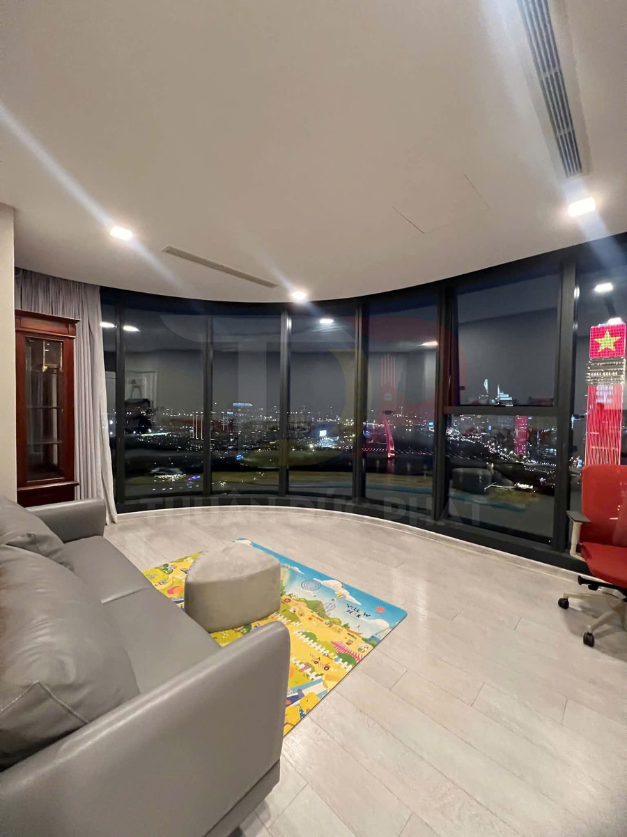 Cho thuê căn hộ Vinhomes Golden River Aqua 3 vòng cung 3 phòng ngủ 121 mét vuông view Bitexco và sông Sài Gòn