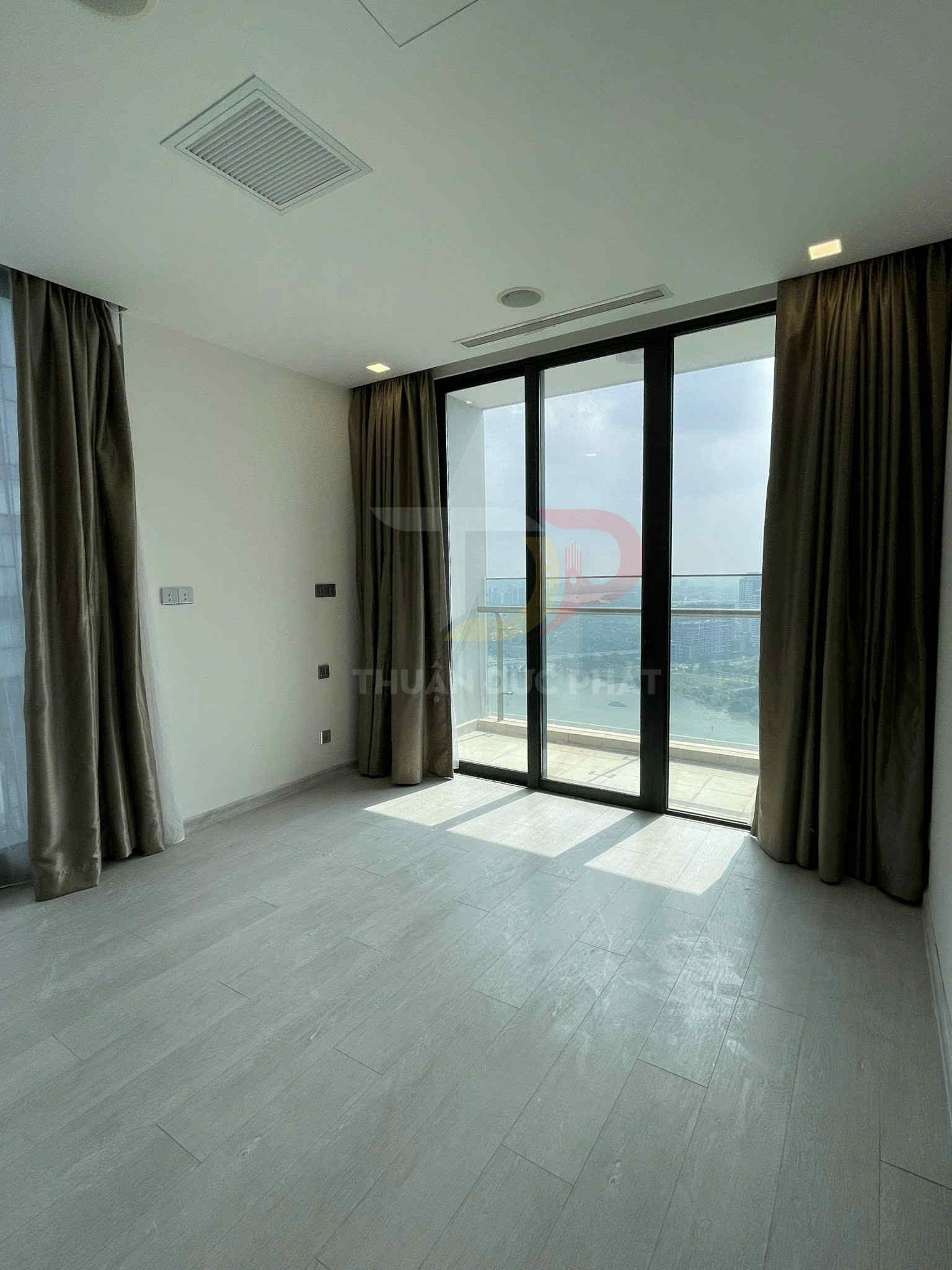 Cho thuê căn hộ Vinhomes Golden River Aqua 3 view sông và Bitexco, 3 phòng ngủ 118m2 nội thất cơ bản giá 45 triệu còn thương lượng