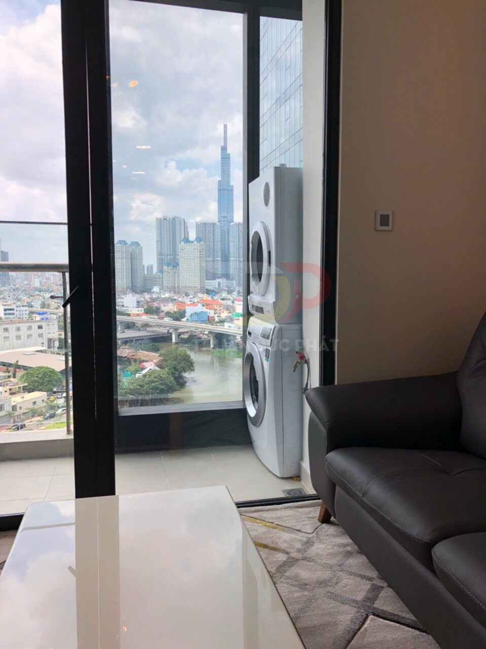 Cho thuê căn hộ Vinhomes Golden River Aqua 1 full nội thất 2 phòng ngủ 83m2 view thành phố và Landmark 81 giá 44 triệu bao thuế