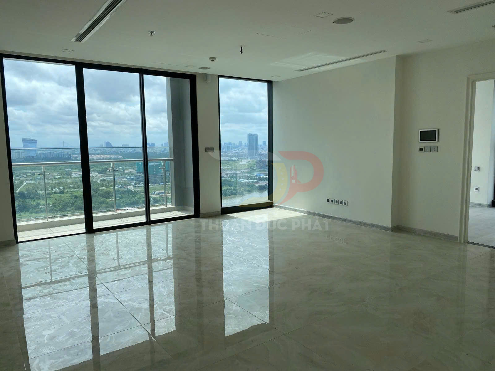 Căn hộ trống lát gạch bóng, cửa kính lớn view sông và thành phố, không gian sáng rộng rãi