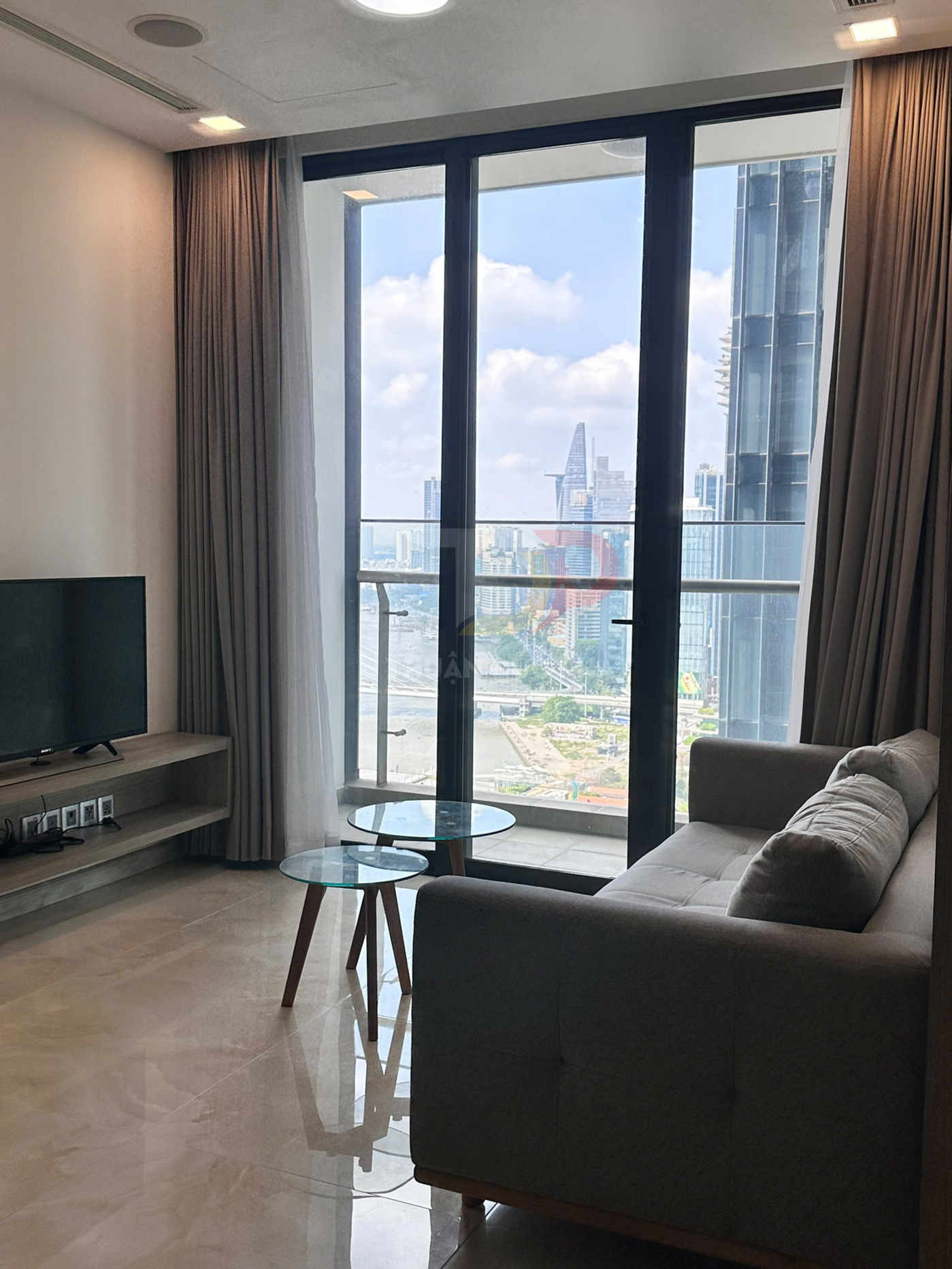 Cho thuê căn hộ Aqua 1 Vinhomes Golden River 2 phòng ngủ full nội thất view trực diện sông và Bitexco giá 33 triệu net