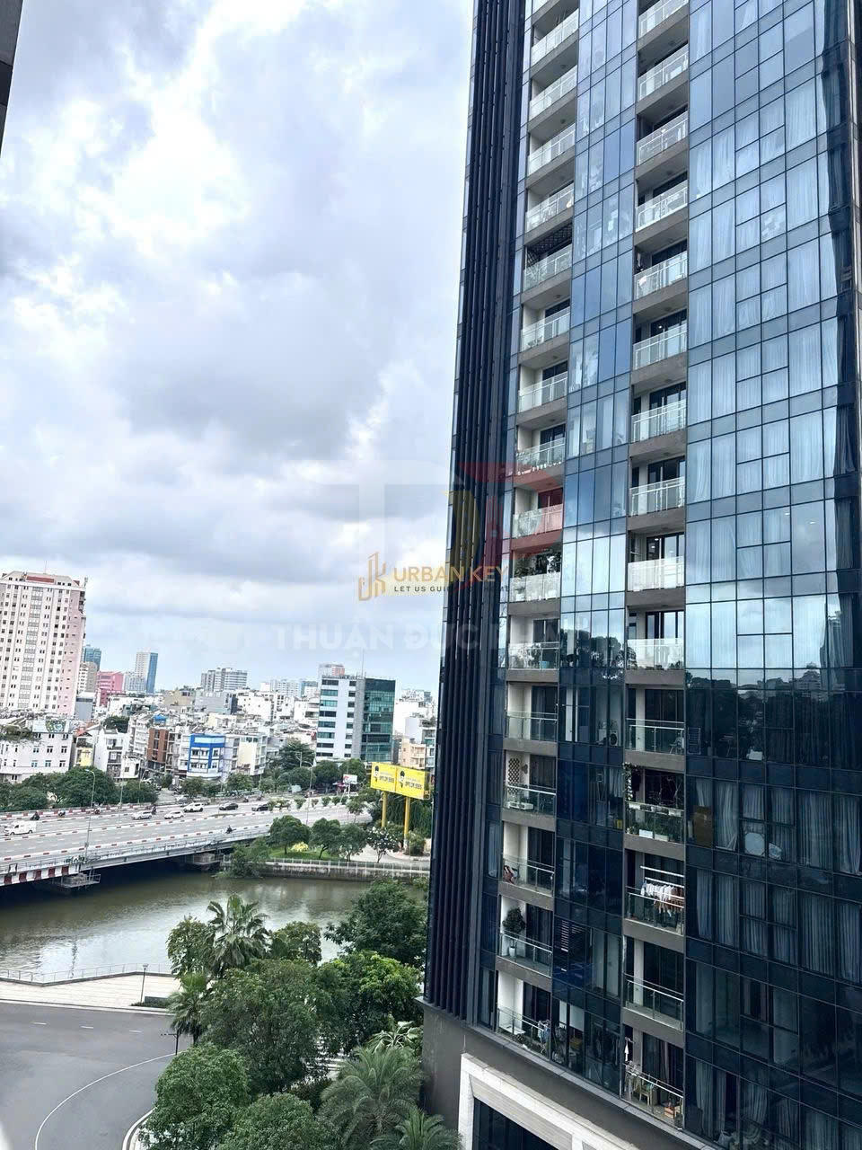 Cho Thuê Căn Hộ Vinhomes Golden River Lux 6 Hai Phòng Ngủ Full Nội Thất, View Thành Phố Và Nội Khu A1, Giá 33 Triệu Đồng