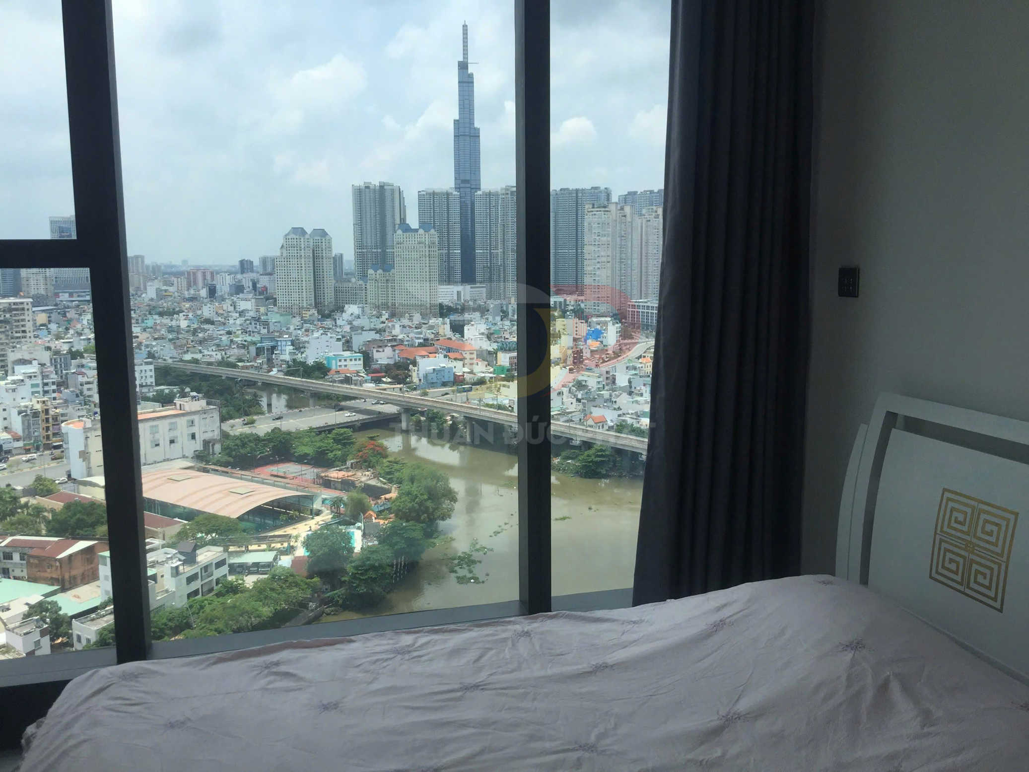 Cho Thuê Căn Hộ Vinhomes Golden River Tòa Aqua 1 Hai Phòng Ngủ Tầm Nhìn Trực Diện Landmark 81