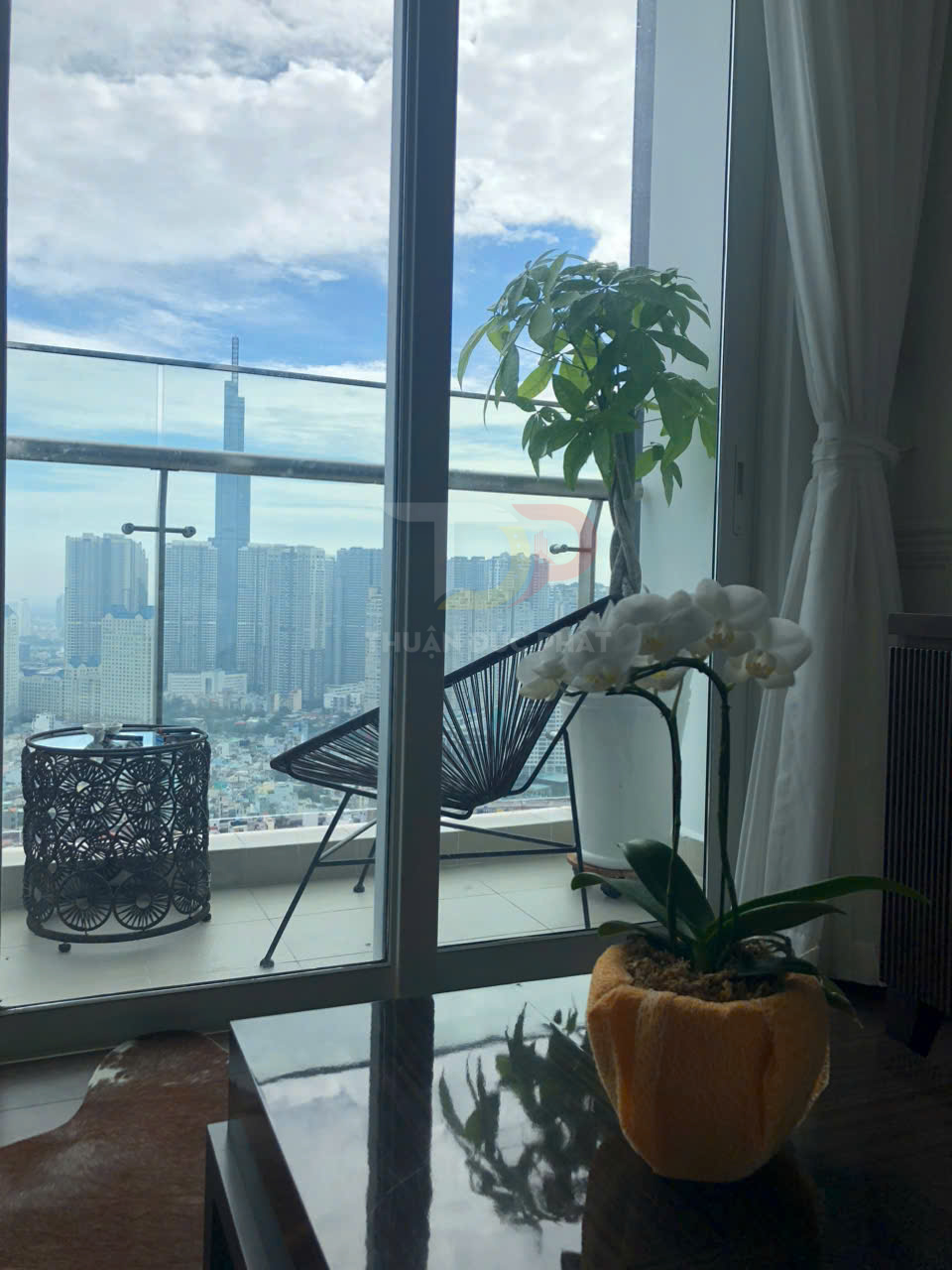 Cho thuê căn hộ Vinhomes Golden River Aqua 3 2 phòng ngủ 72 m2 full nội thất view thành phố Landmark 81 giá 42 triệu bao thuế, trống sẵn ngày 01/04/2026