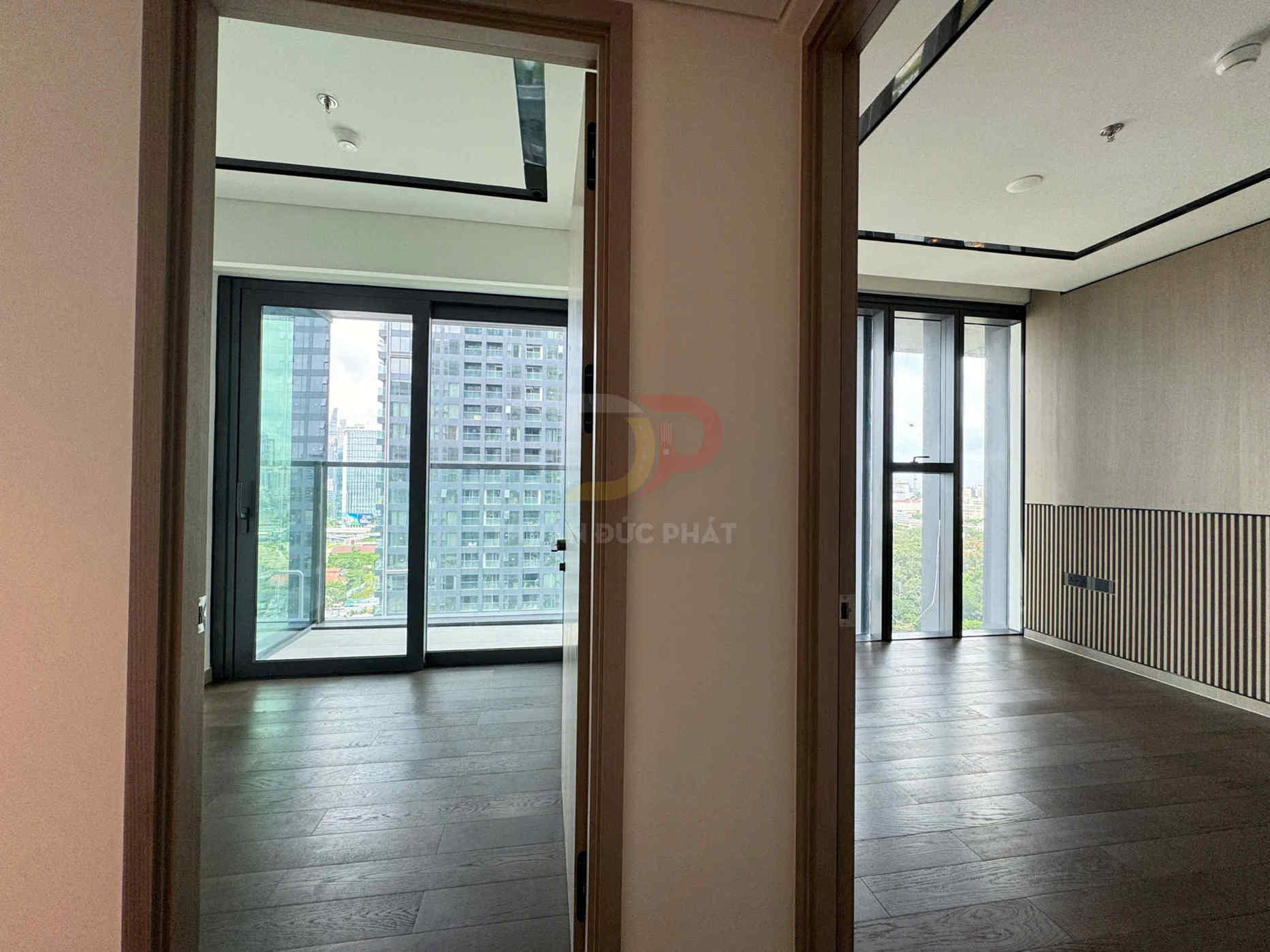 Căn hộ chung cư mới với hai phòng ngủ sàn gỗ, cửa kính lớn nhìn ra thành phố