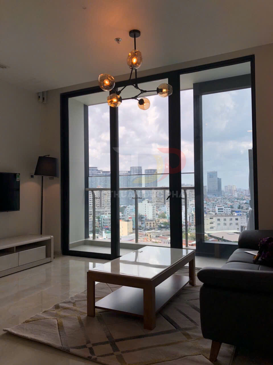 Cho thuê căn hộ Vinhomes Golden River Aqua 1 full nội thất 2 phòng ngủ 83m2 view thành phố và Landmark 81 giá 44 triệu bao thuế