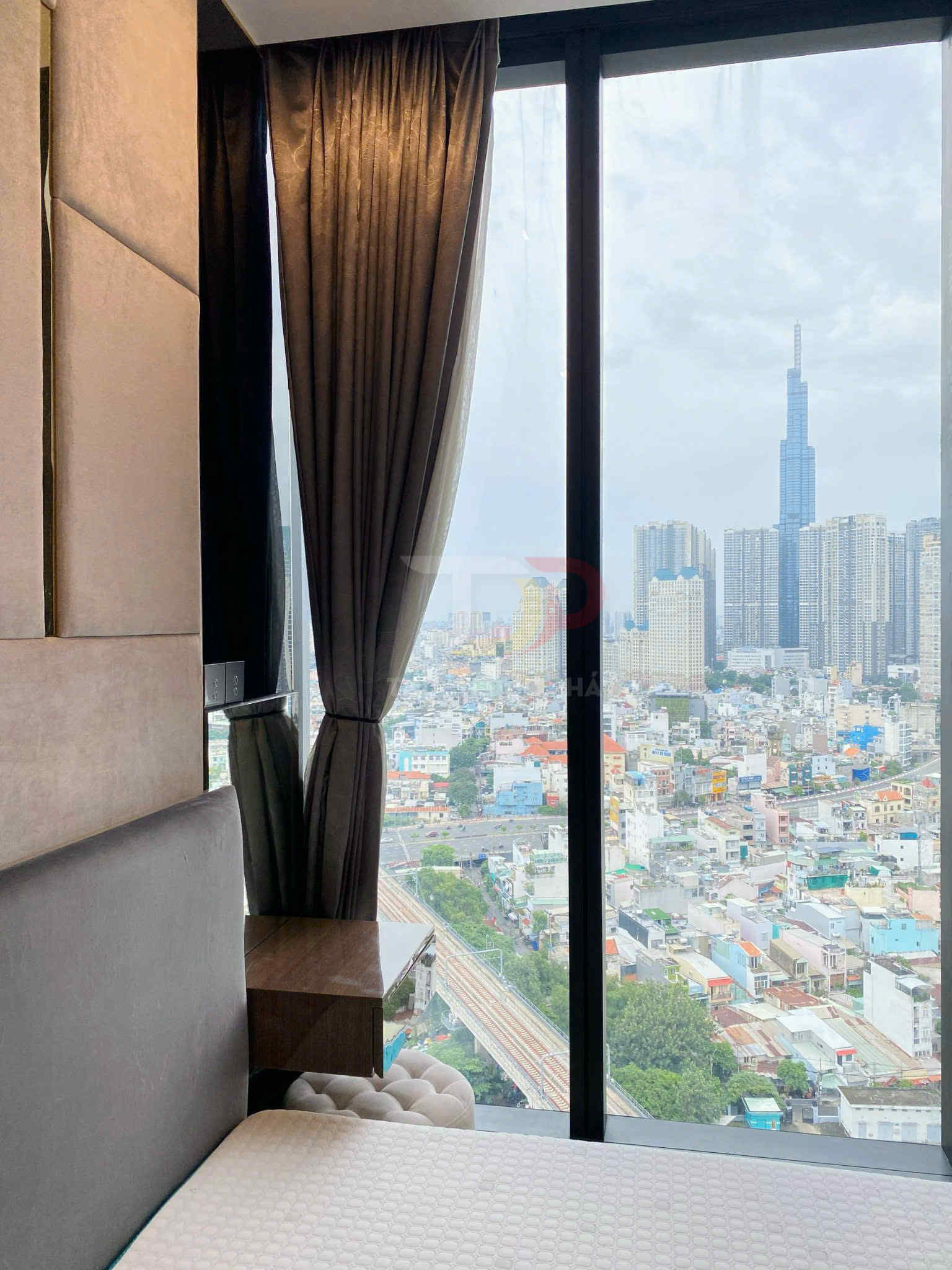 Bán căn hộ Vinhomes Golden River Aqua 4 một phòng ngủ full nội thất view sông và Landmark 81 trực diện