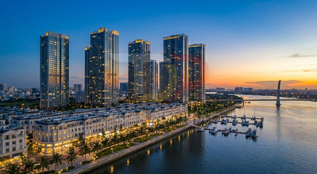 Khu căn hộ cao cấp ven sông với bến du thuyền và dãy nhà phố thương mại lúc hoàng hôn