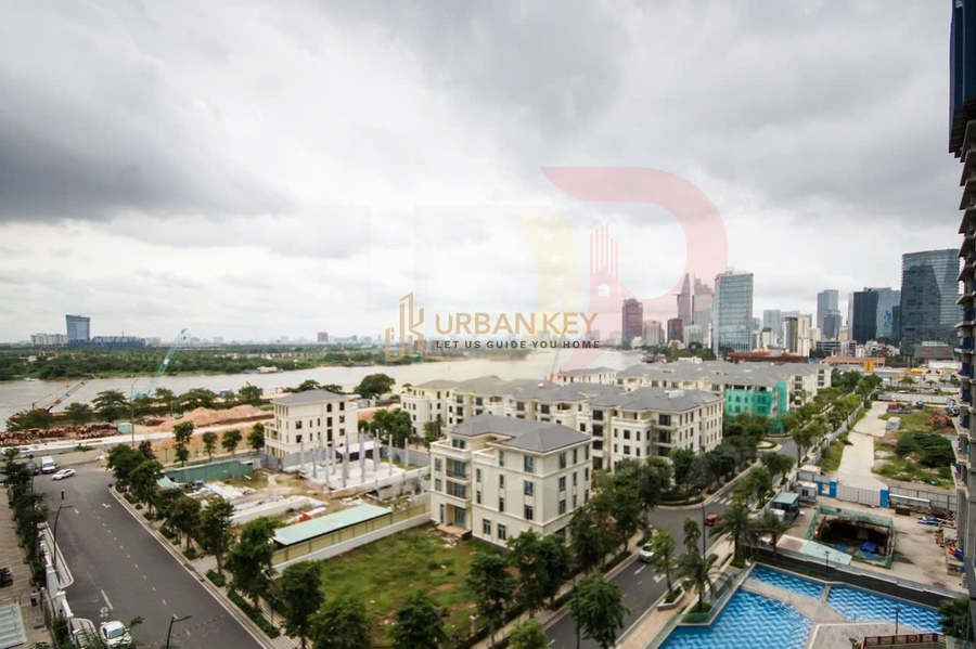 Khu căn hộ cao cấp ven sông với biệt thự và hồ bơi, nhìn về trung tâm thành phố hiện đại