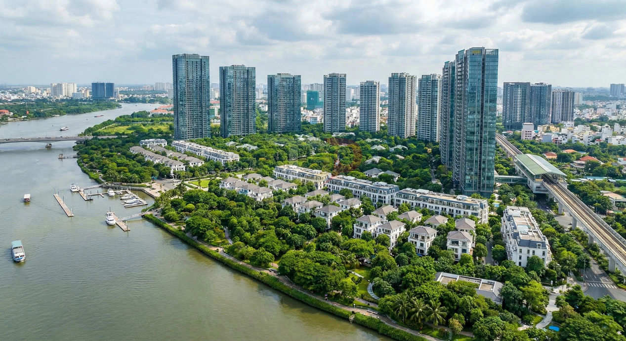 Khu đô thị cao cấp ven sông với biệt thự, chung cư cao tầng và nhiều cây xanh