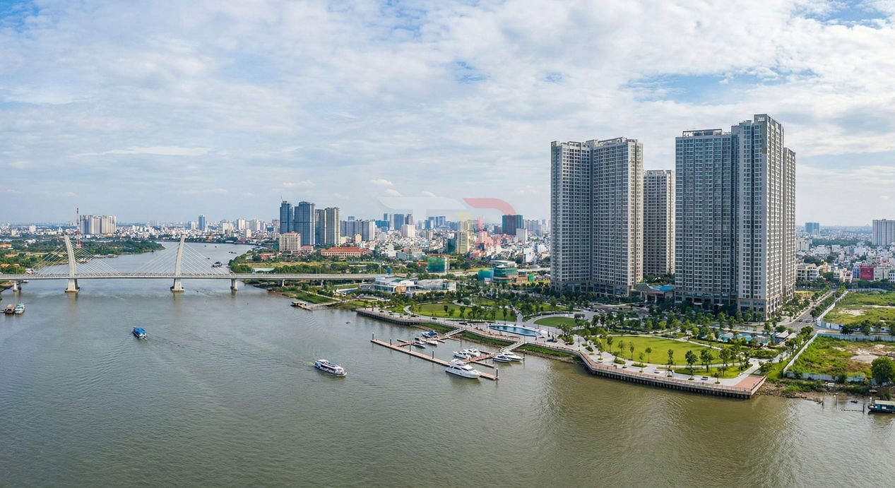 Khu căn hộ cao tầng ven sông với bến du thuyền và công viên xanh nhìn từ trên cao