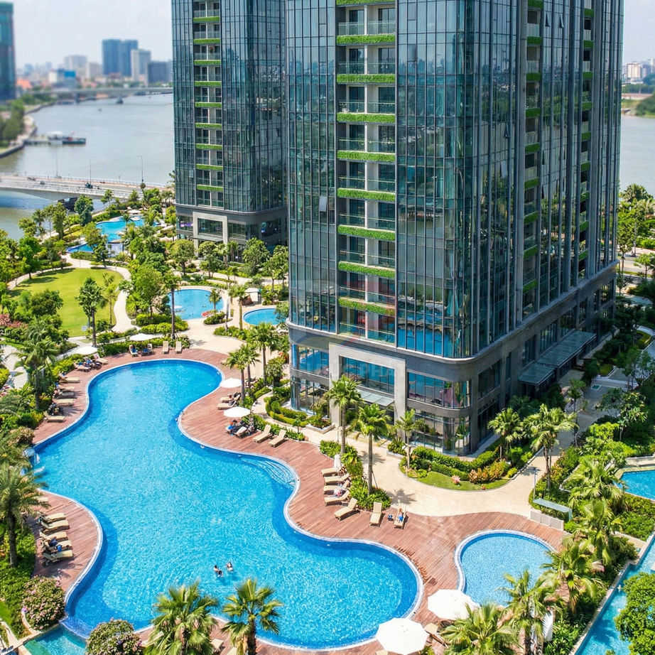 Khu căn hộ cao cấp với hồ bơi ngoài trời uốn lượn, sân vườn xanh và tầm nhìn ra sông