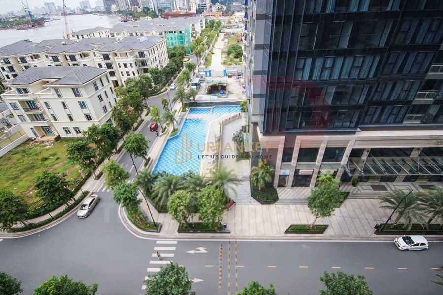Hồ bơi ngoài trời giữa khu căn hộ cao cấp và nhà phố, đường nội khu rộng rãi nhiều cây xanh