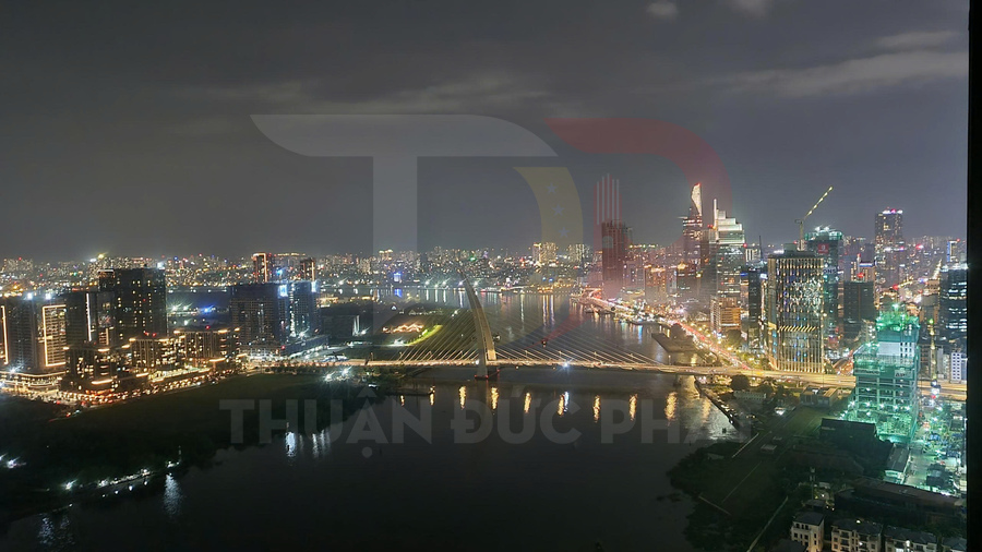 Cầu Thủ Thiêm 2 và trung tâm thành phố Hồ Chí Minh rực sáng về đêm nhìn từ trên cao