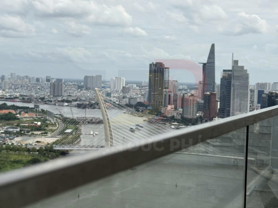 View ban công kính cường lực nhìn ra cầu và trung tâm thành phố hiện đại