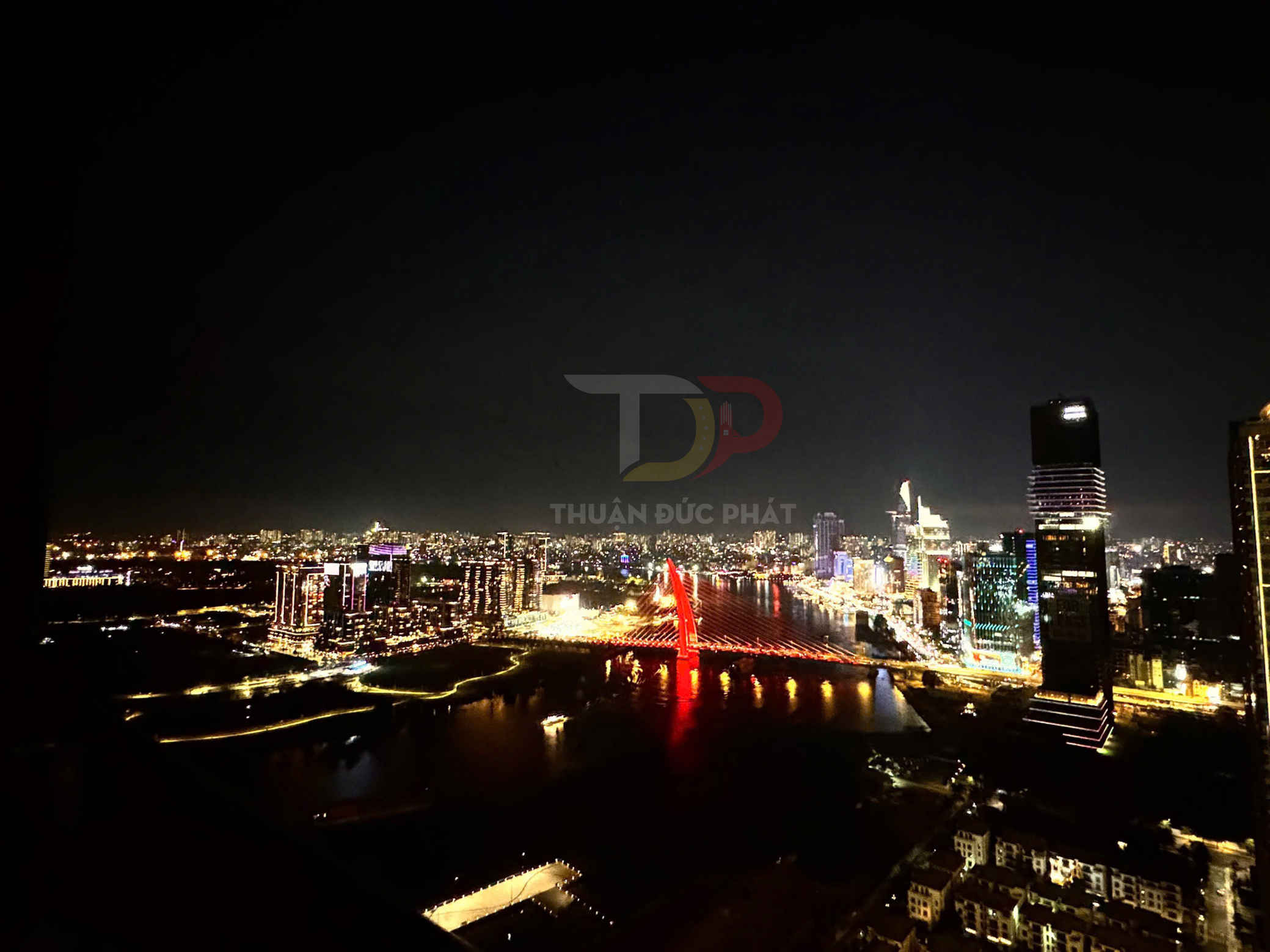 Cho thuê căn hộ Vinhomes Golden River Aqua 2 view sông Bitexco full nội thất 2 phòng ngủ giá 37 triệu