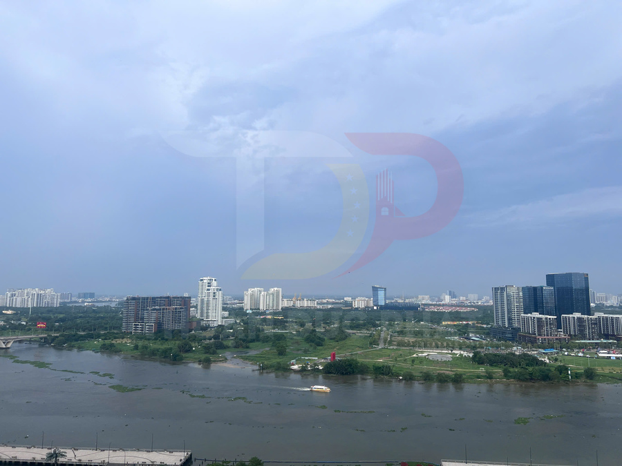 Toàn cảnh sông và khu đô thị với nhiều tòa nhà cao tầng dưới bầu trời nhiều mây