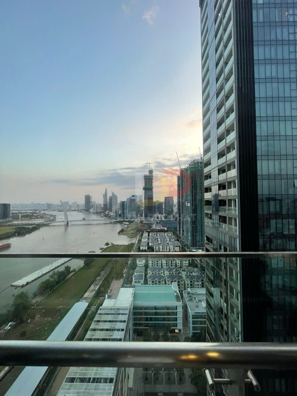 Cho thuê căn hộ 1 phòng ngủ Vinhomes Golden River Aqua 4 full nội thất view sông Bitexco giá 30 triệu bao thuế