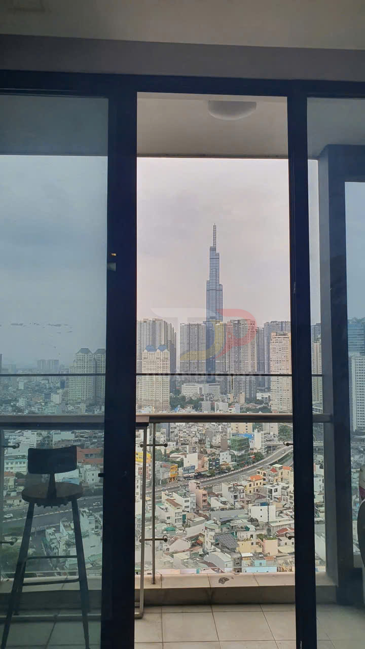 View căn hộ với ban công kính nhìn ra tòa Landmark 81 và khu dân cư đông đúc