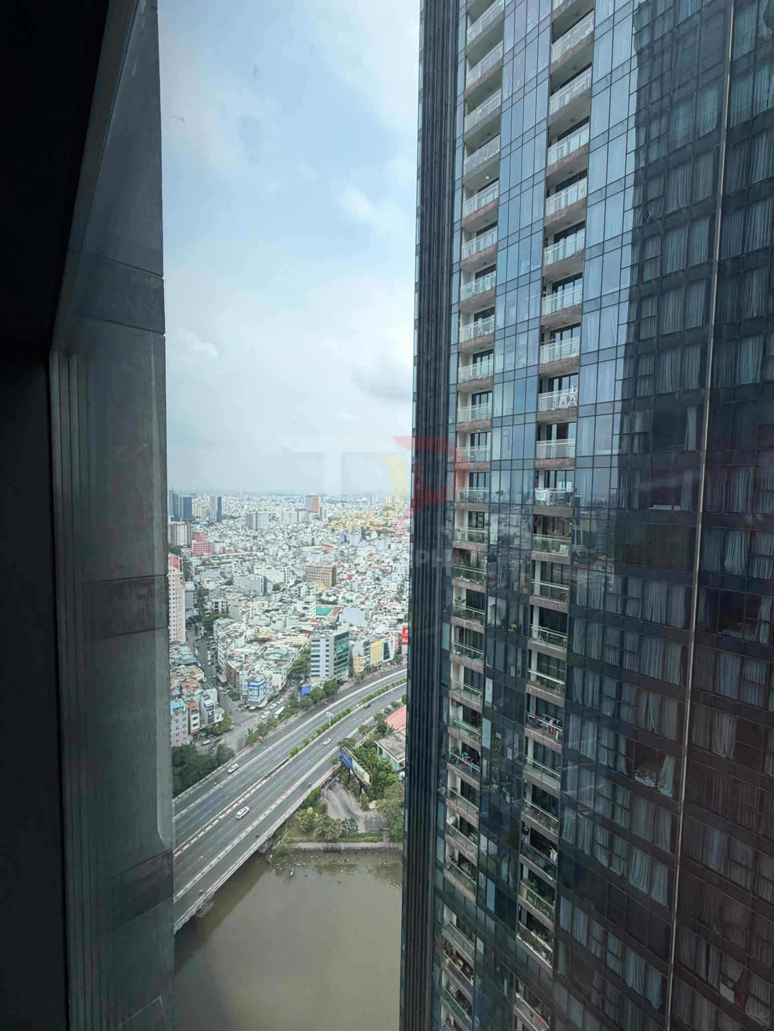 Cho Thuê Căn Hộ Vinhomes Golden River Lux 6, 2 Phòng Ngủ, Full Nội Thất, View Nội Khu Về A1