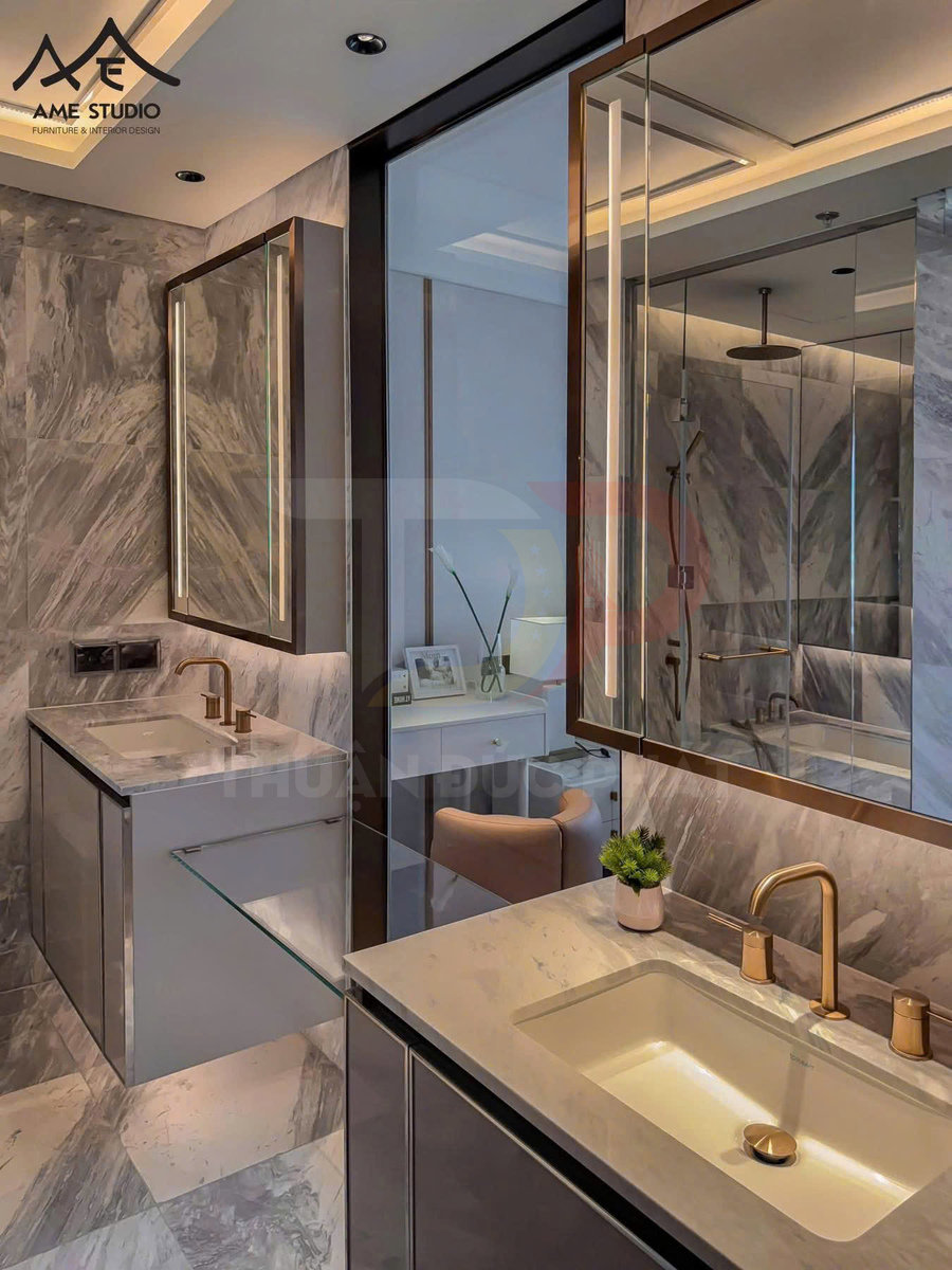 Phòng tắm hiện đại với lavabo đá marble và vòi nước mạ vàng sang trọng