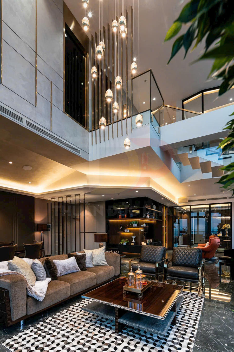 Phòng khách sang trọng trần cao với sofa nỉ, ghế da, bàn trà gỗ bóng và đèn thả hiện đại nhiều bóng sáng