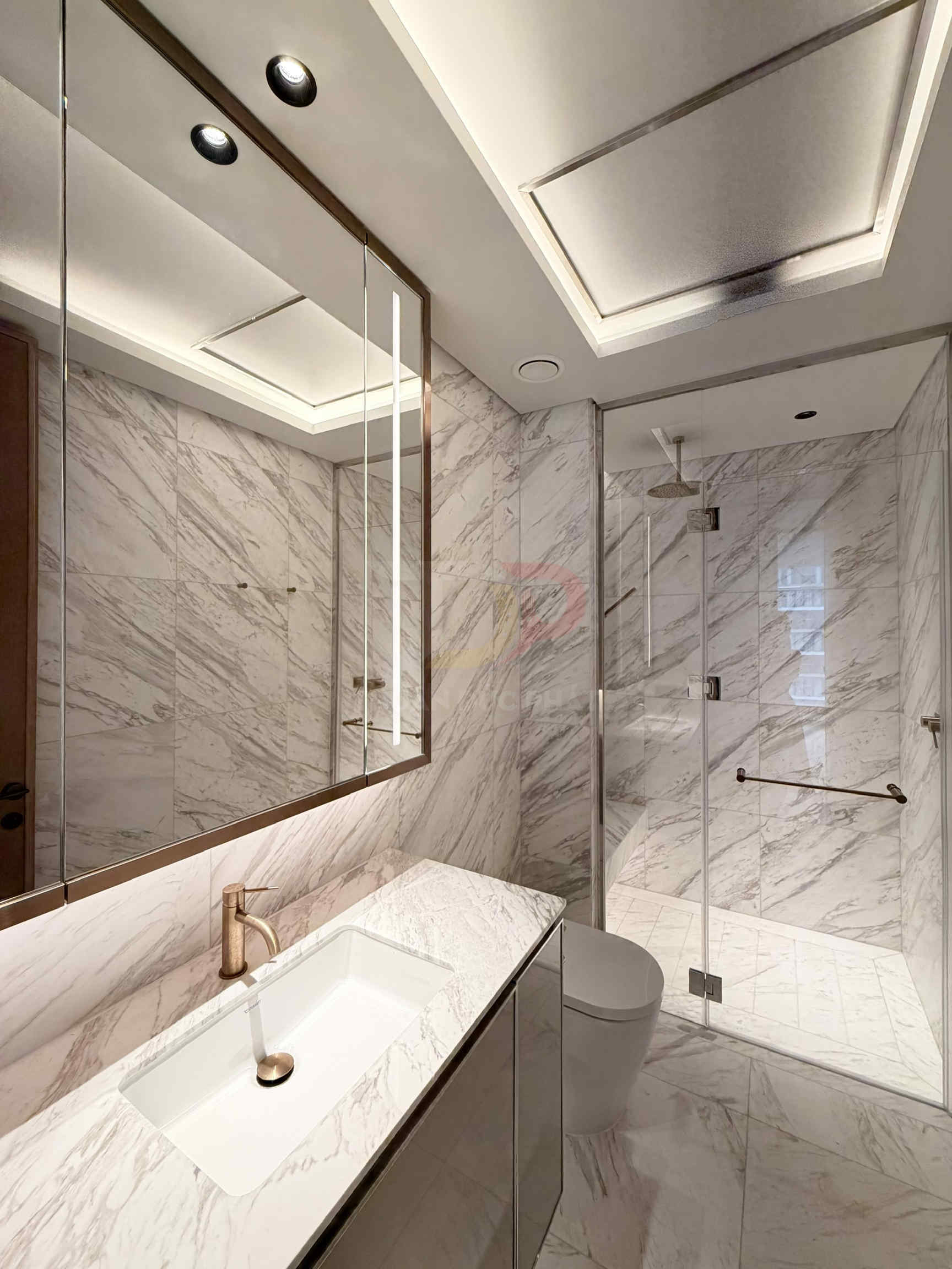 Phòng tắm hiện đại ốp đá marble với lavabo, vòi nước kim loại và buồng tắm kính sang trọng