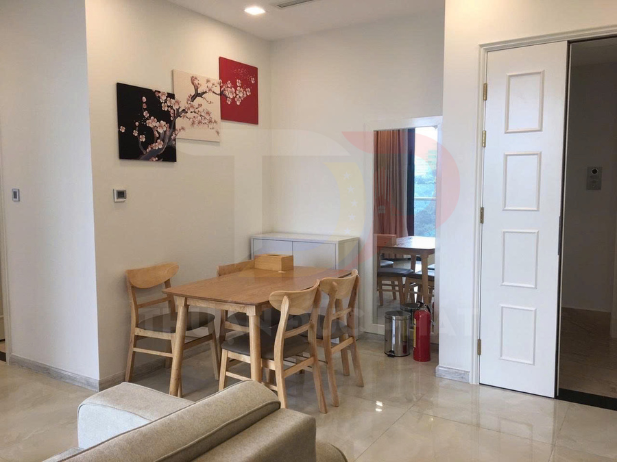 Bộ bàn ăn gỗ bốn ghế trong phòng ăn chung cư hiện đại tông màu sáng