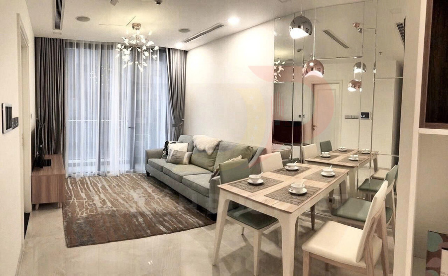 Phòng khách căn hộ hiện đại với sofa xám, bàn ăn gỗ 6 ghế và đèn trang trí sang trọng