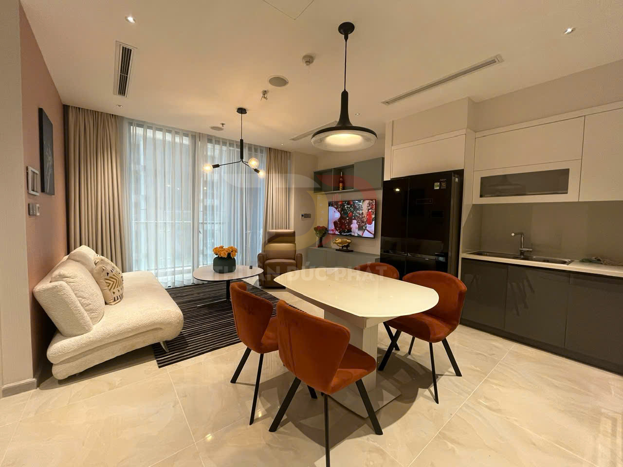 Cho Thuê Căn Hộ Vinhomes Golden River Lux 6, 2 Phòng Ngủ, Full Nội Thất, View Nội Khu Về A1
